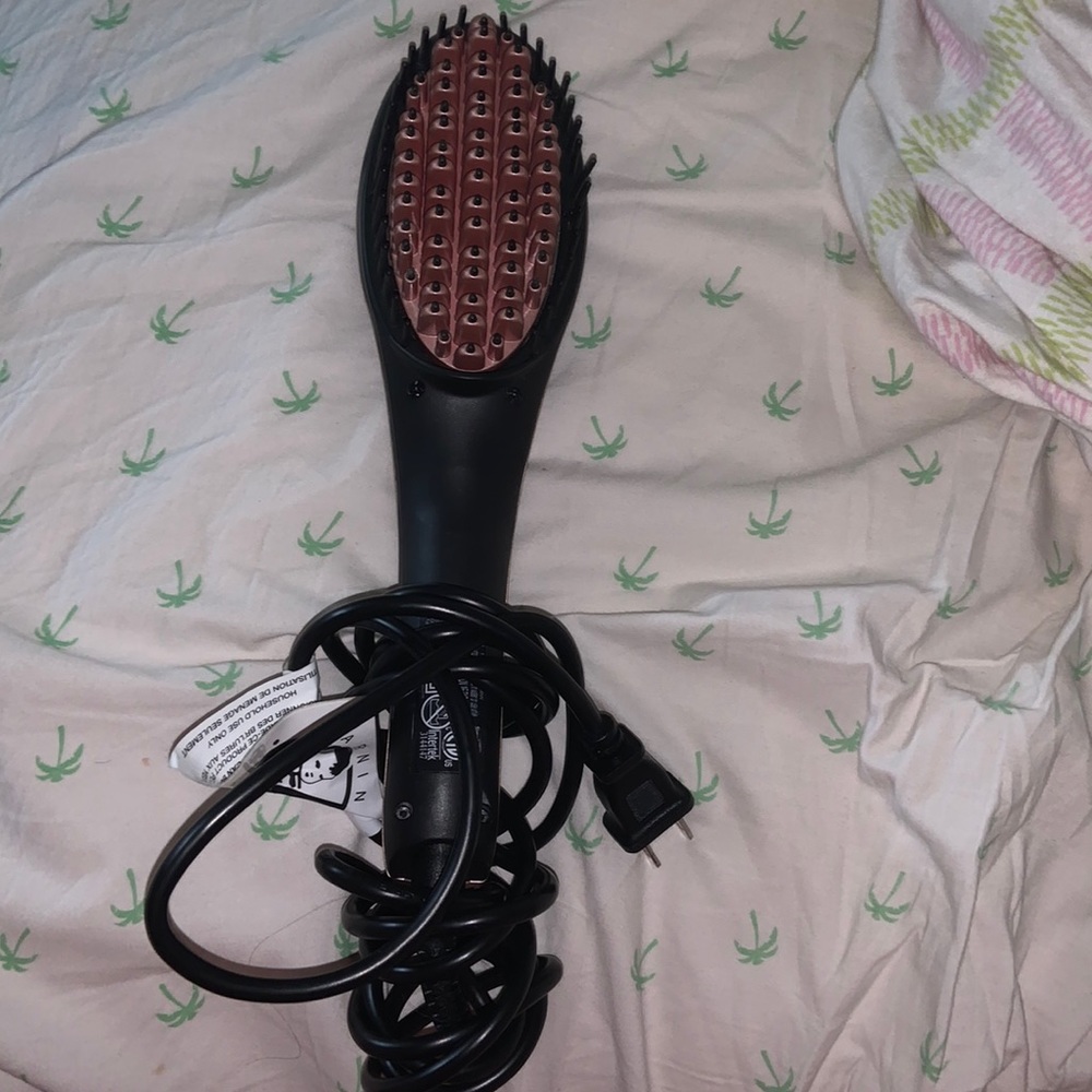 Flat iron hairbrush